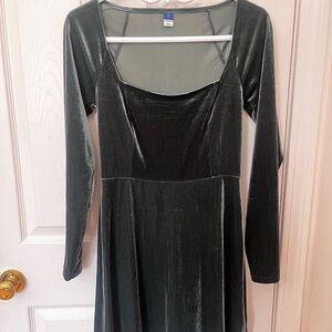 Oldnavy’s Green Velvet Long Sleeve Dress